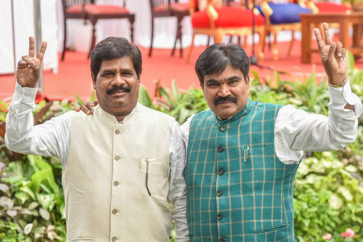 Independent MLAs H Nagesh (L) and R Shankar (R). (Photo by S K Dinesh)