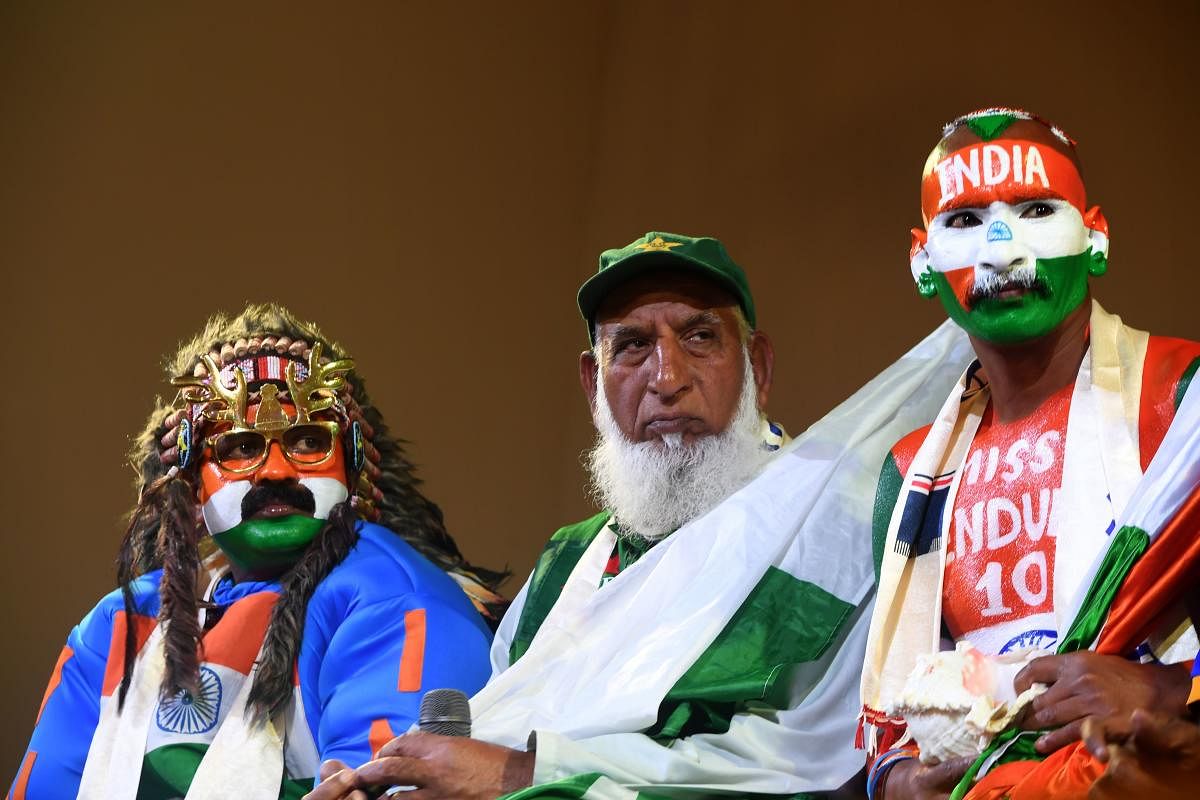 Pakistan cricket fan "Chacha Cricket", AKA Chacha Sufi Jalil (C) and Indian cricket fan Sudhir Gautam (R) attend a super-fan event in Manchester on June 14, 2019, ahead of the India v Pakistan 2019 World Cup cricket match. (AFP)