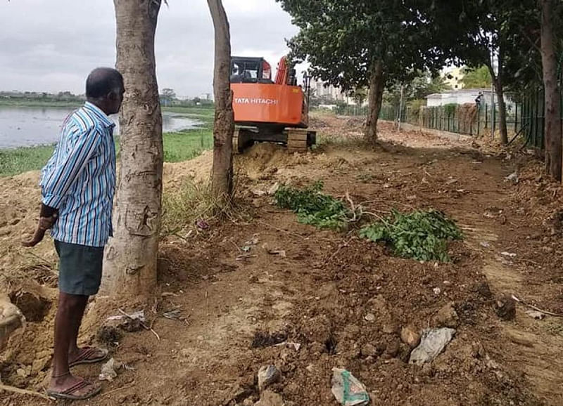 The Bangalore Development Authority (BDA) has begun the desilting of the Bellandur lake by building temporary diversion channels to drain water from the lake downstream.