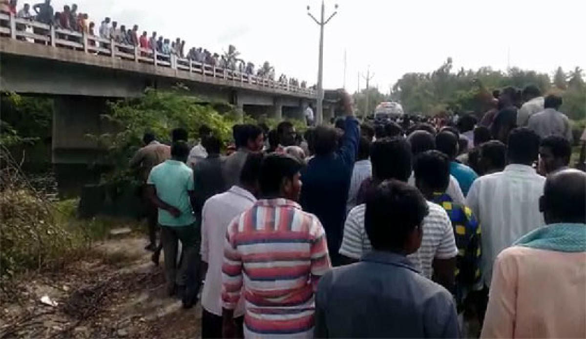 The bridge near Diguvamasapalle from which Venkatesh threw his three sons into the Neeva river. DH PHOTO