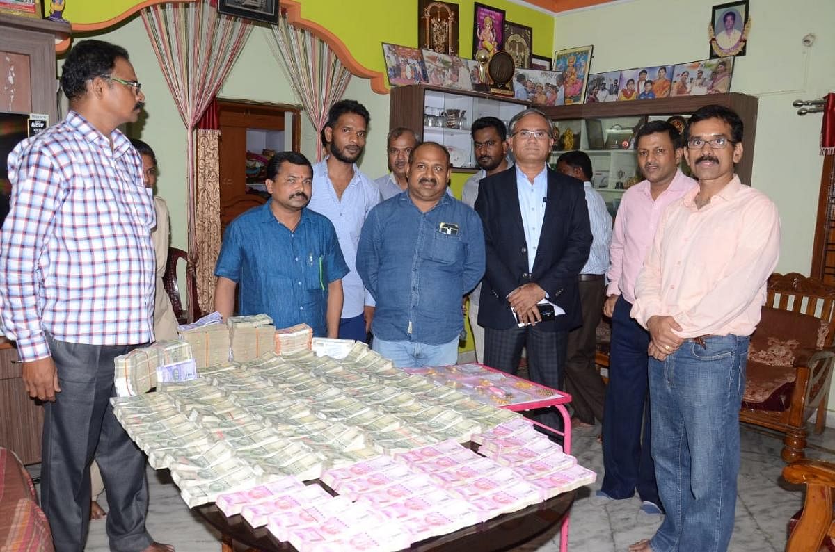 ACB sleuths with the cash at Lavanya’s house in Hyderabad. 