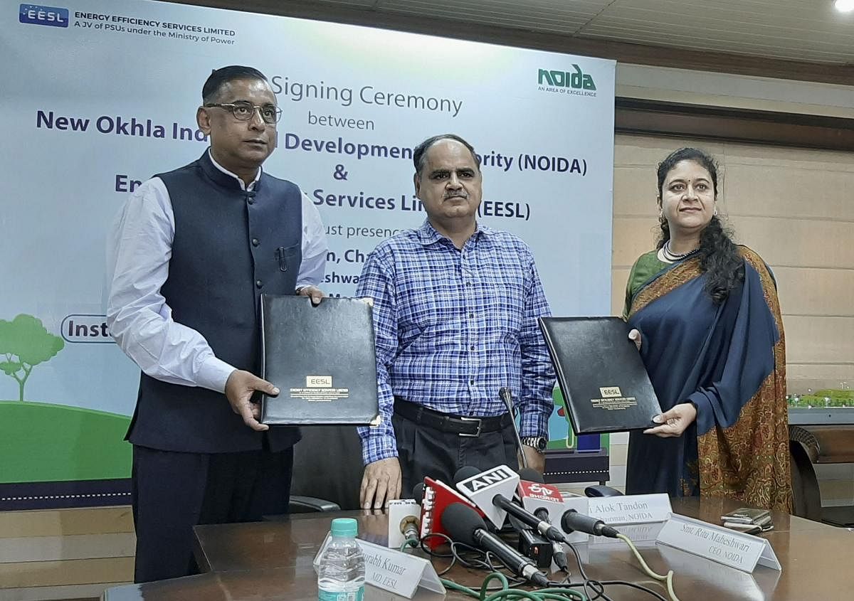 A memorandum of understanding (MoU) was signed by Ritu Maheshwari, CEO Noida Authority, and Saurabh Kumar, Managing Director for EESL, a joint venture of public sector undertakings under the Union Ministry of Power, in the presence of NOIDA chairperson Alok Tandon. (PTI Photo)