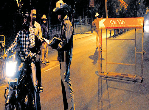 The survey by the DGP office found that cops were  collecting monthly mamools (bribes) from wine shops, unauthorised liquor outlets (Belt shops) and toddy vendors, indulging in civil private settlements, extorting hoteliers, builders, businessmen, illegal sand miners and gambling gangs.Representational picture
