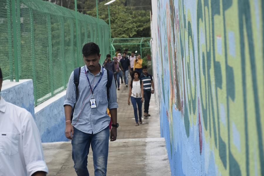 From a stretch of stench and mounds of garbage to a safe and comfortable place, Kundalahalli pathway across the lake has got a massive facelift by citizen forums and BBMP.