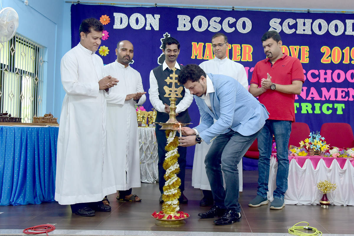 Derik’s Chess Managing Director Derick Pinto inaugurates Udupi district-level CBSE and ICSE schools chess tournament at Don Bosco School (CBSE) in Trasi in Kundapur on Saturday.   