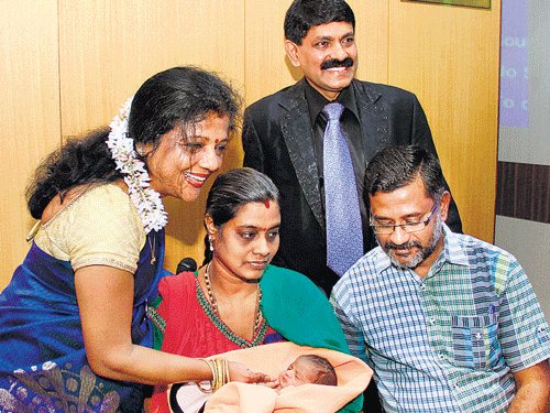 Abhirami with her newborn girl. Senior gynaecologist  Dr K S  Jeyarani is also seen (left). DH Photo