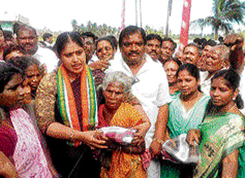 Kanyakumari Congress candidate Vijayadharani (C) will give a tough fight to the BJP