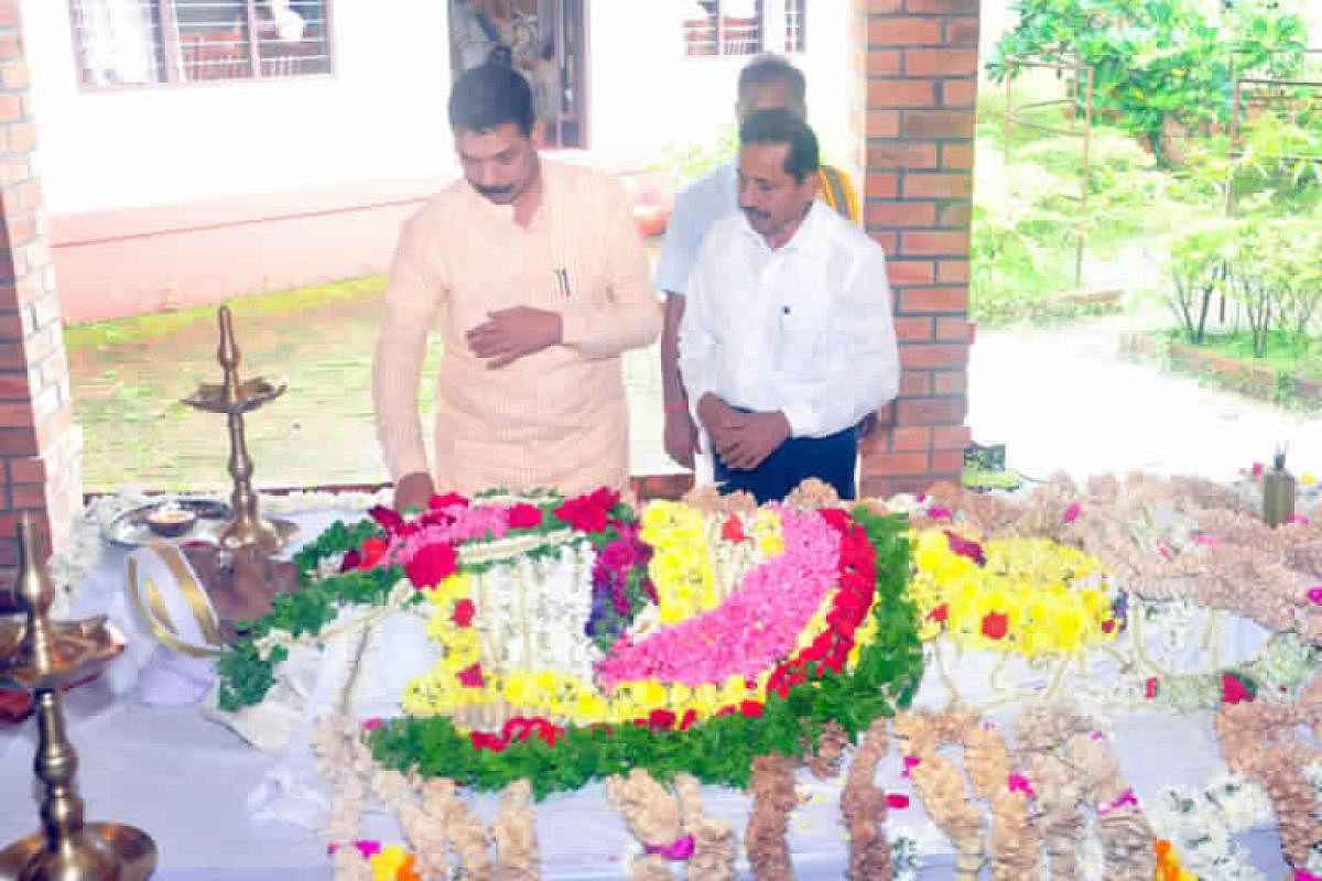 Dakshina Kannada MP Nalin Kumar Kateel and BJP leader Harikrishna Bantwal paid tributes to writer and critic late Dr Erya Lakshminarayana Alva at Yeryabeedu in Bantwal on Sunday.