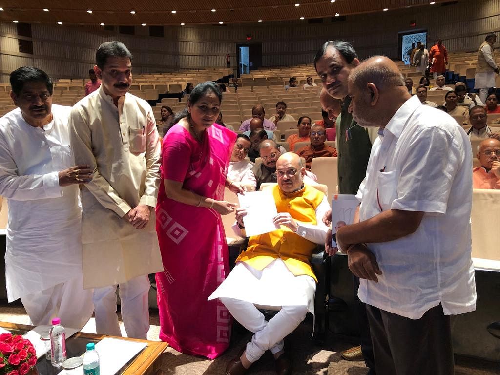 BJP MPs Shobha Karandlaje, Nalin Kumar Kateel, Gaddi Gowdar, Bhagwanth Khuba and Karadi Sanganna hands over letter to Amit Shah asking him to provide Centre's help to trace Siddhartha. (DH Photo)