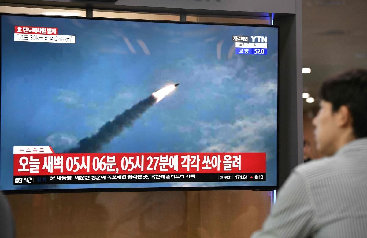 A man watches a television news screen showing file footage of a North Korean missile launch, at a railway station in Seoul (AFP Photo)