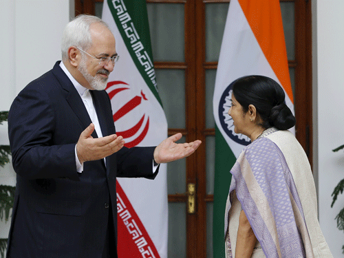 Iranian Foreign Minister Mohammad Javad Zarif (L) greets Indian counterpart Sushma Swaraj before their meeting in New Delhi, India, August 14, 2015. Iran is open to Indian private companies investing in the development of Chabahar port, Zarif said on Friday. REUTERS Photo