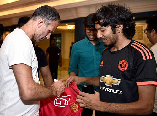 Former Manchester United legend Ryan Giggs signing autograph for his fans. PTI Photo