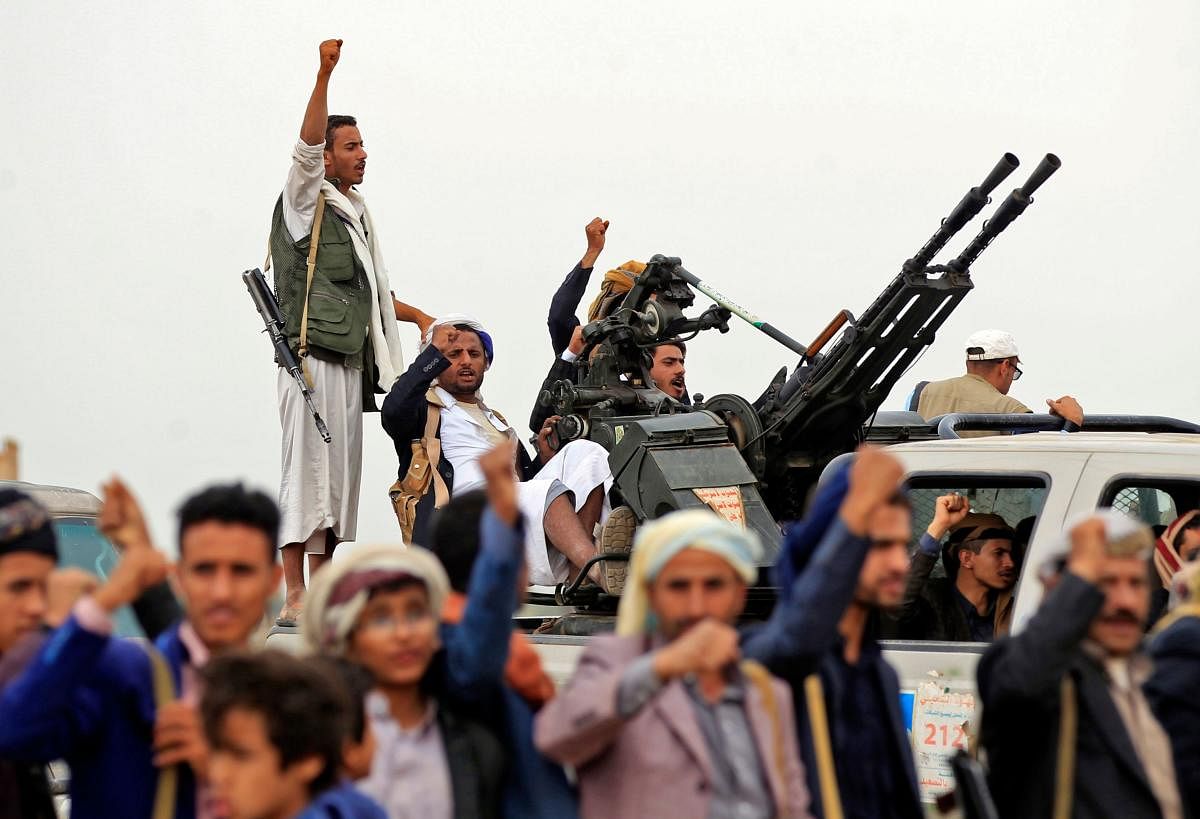 Tribal gunmen loyal to the Yemeni Huthi movement gather to show their support to the Shiite fighters against the Saudi-led intervention, in the Rahabah district, north of the capital Sanaa, on August 1, 2019. (Photo by AFP)