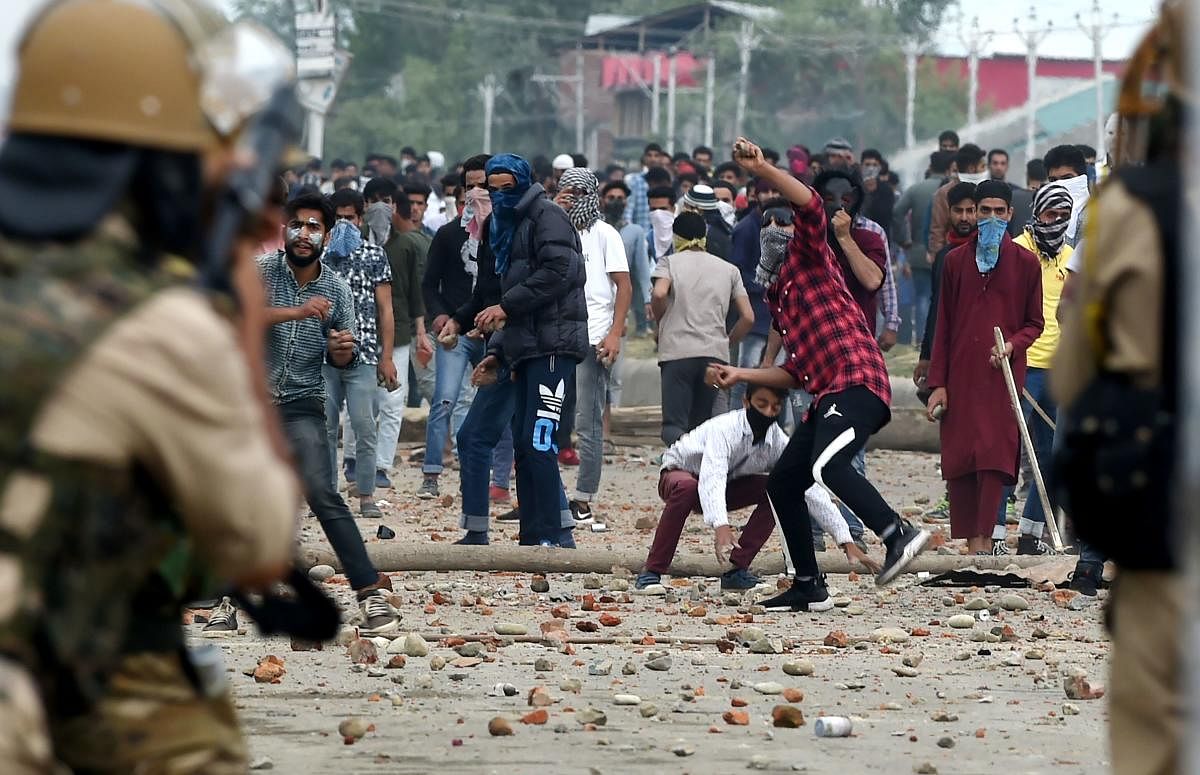 Indian Kashmiri youths clash with Indian government forces on the outskirts of Srinagar on June 22, 2018, following a gun fight in southern Kashmir between government forces and suspected rebels. A fierce gunfight that left six, including four suspected r
