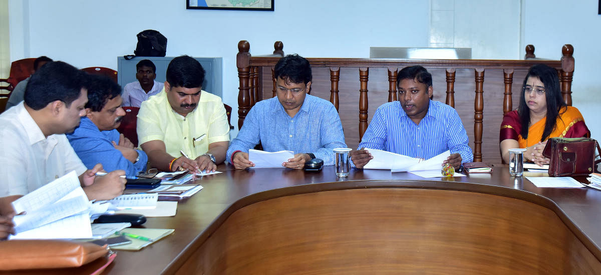Dakshina Kannada Deputy Commissioner Sasikanth Senthil S briefs MLAs Vedavyas Kamath and Dr Bharath Shetty on the ongoing scientific strategies to check the spread of dengue at  DC’s Office in Mangaluru on Thursday.