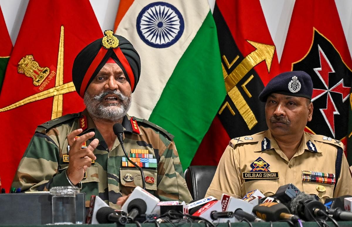Indian Army General Officer Commanding (GOC) 15 Corps K.J.S. Dhillon (L) speaks next Police Chief Dilbagh Singh during a press conference at the Army headquarters in Srinagar on August 2, 2019. (Photo by AFP)