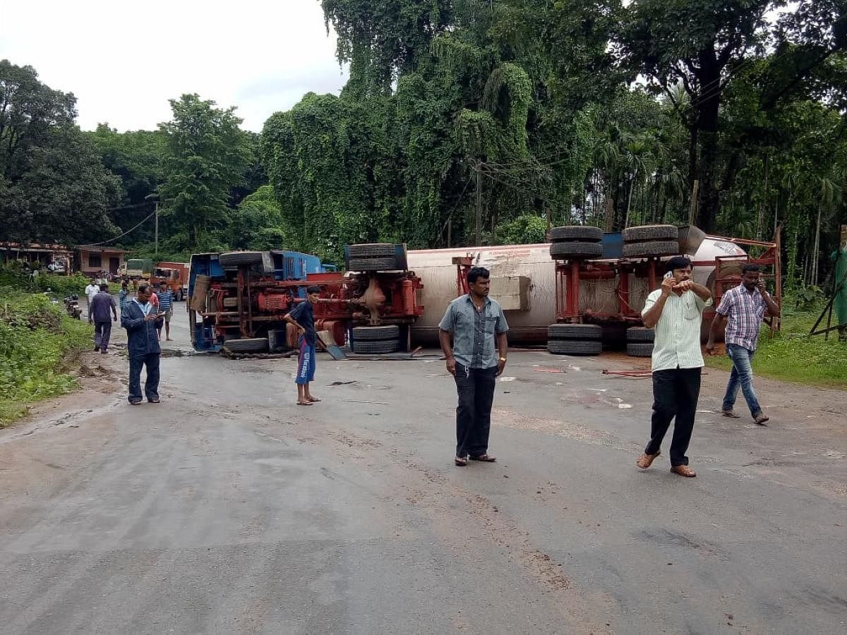 The toppled LPG tanker at Yenjira in Renkya village near Nellyadi .