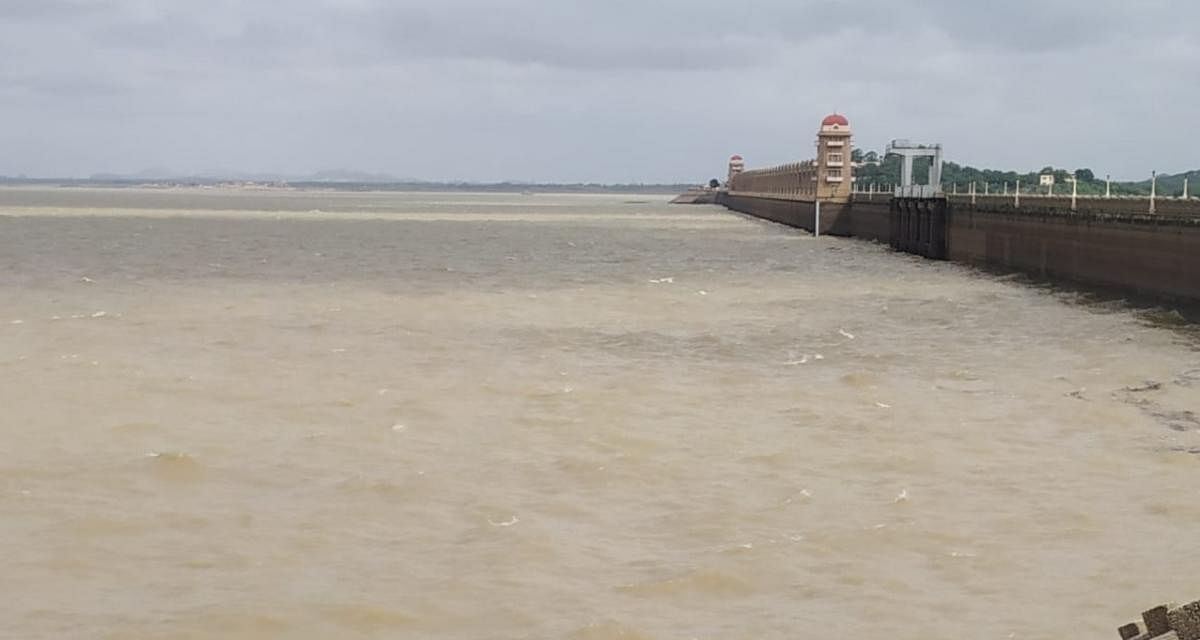 Tungabhadra reservoir near Hosapete has only 31 tmc ft water leaving the farmers of the basin worried. DH FILE PHOTO