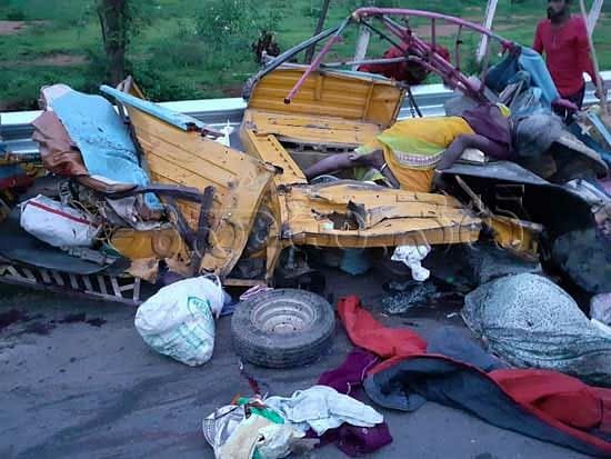 At least thirteen daily wage earners including eight women died in a road accident (DH Photo | J B S Umanadh) 