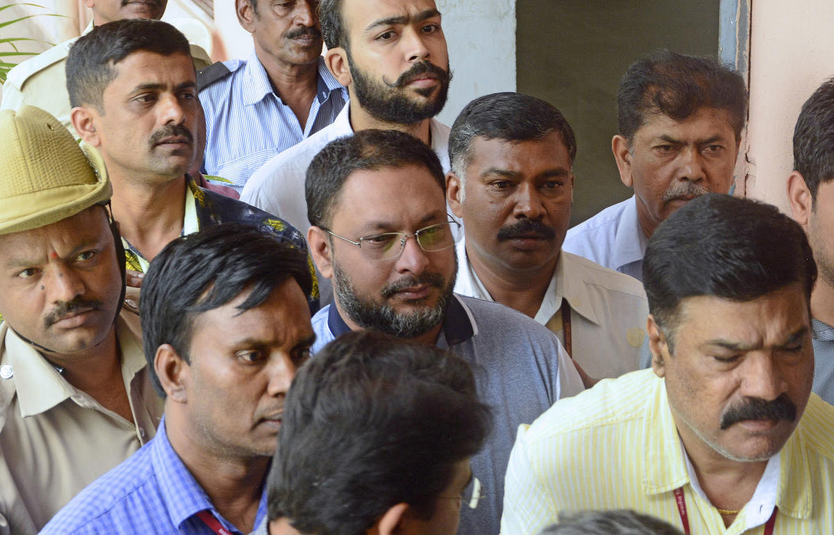 Mohammed Mansoor Khan (centre) being produced before a court in Bengaluru in July. DH FILE PHOTO