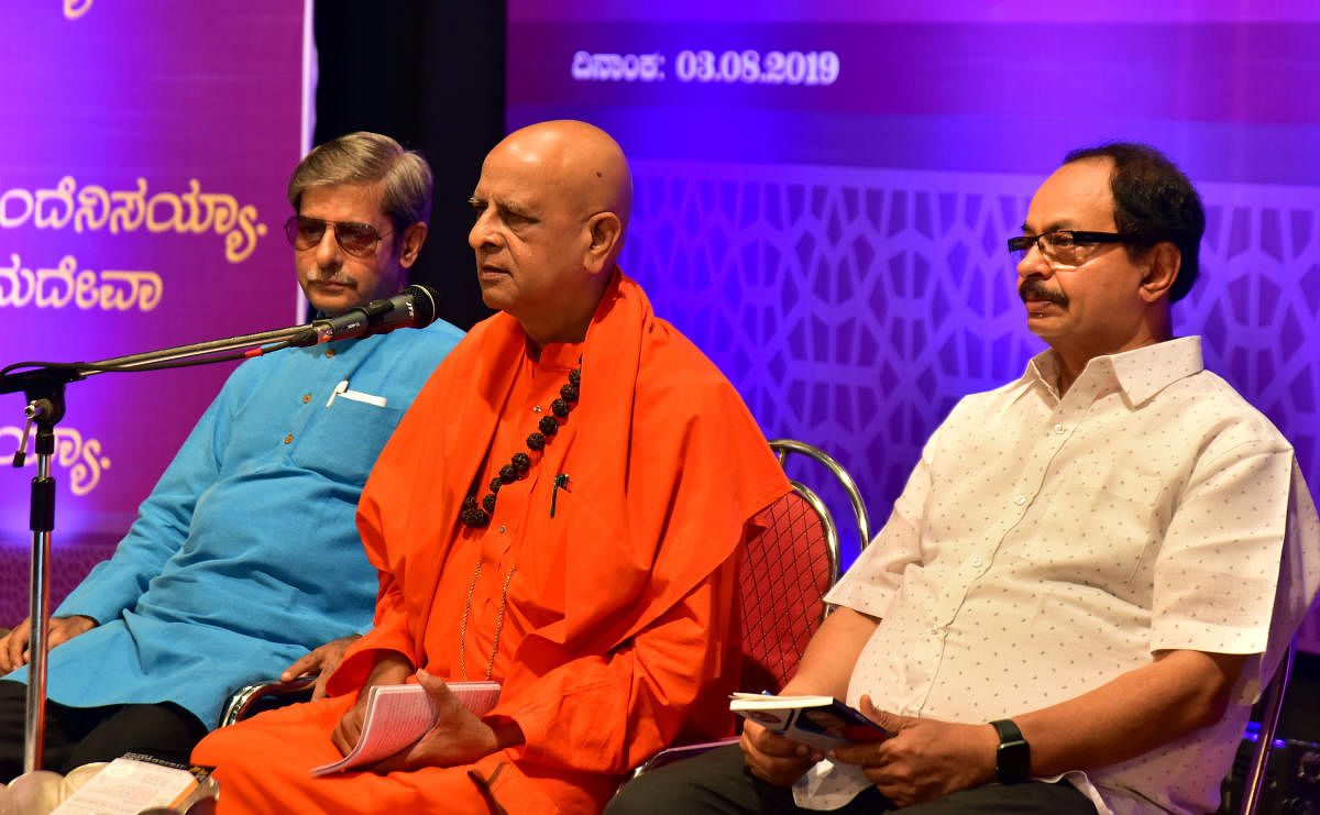 Sanehalli Mutt pontiff Panditaradhya Shivacharya speaks at the ‘Matte Kalyana’ programme organised by the Sahamata Vedike at the Town Hall in Mangaluru on Saturday. 