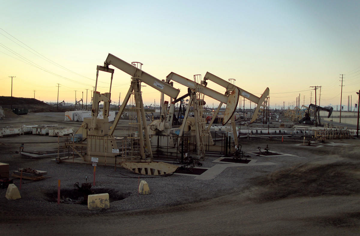 Oil rig pumpjacks extract crude oil (Reuters Photo)