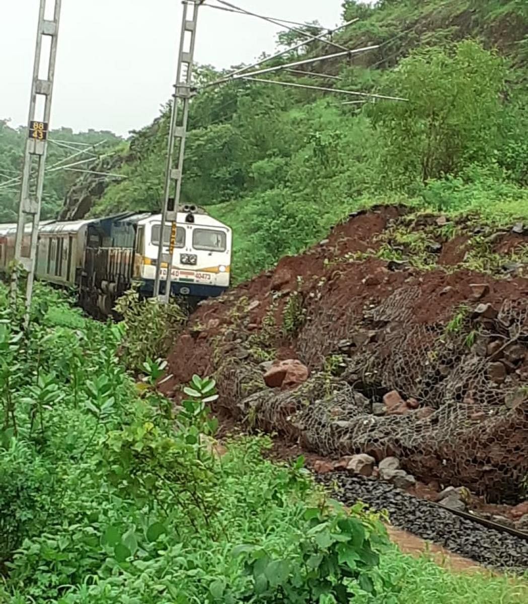 Hazrath Nizamuddin-Madgaon Rajdhani Express train (No 22414) crew and the patrolman stopped the train in the wee hours of Sunday just before a landslide on the track between Apte and Jite in Mumbai Division of Central Railway (Raigad district, Maharashtra