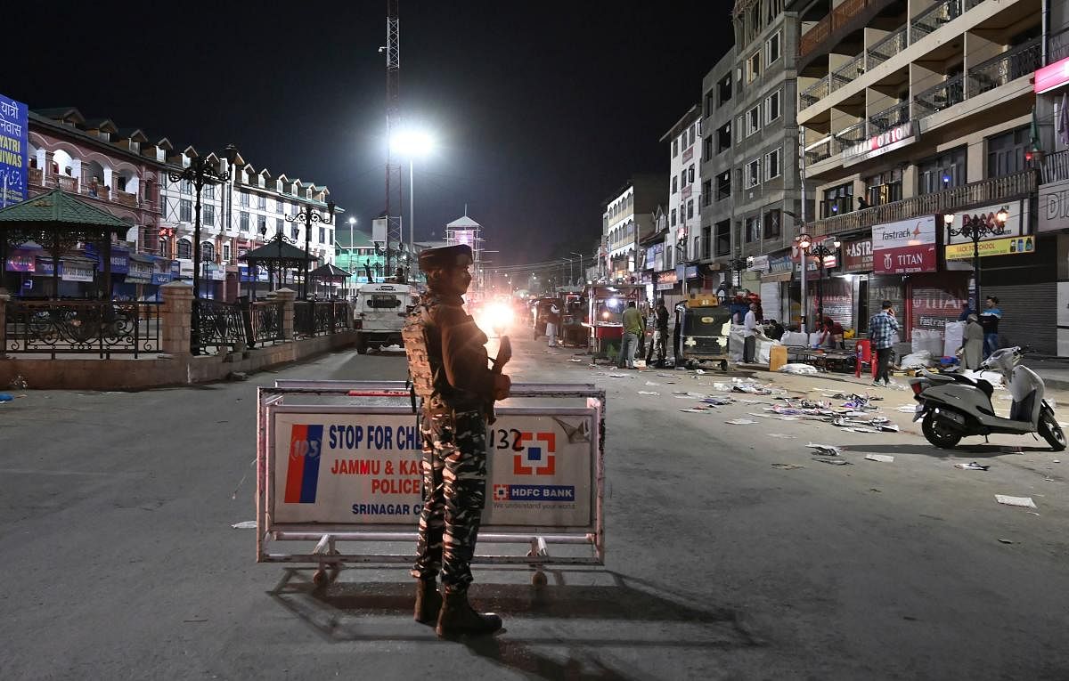 An Indian Paramilitary trooper stands guard in Srinagar on August 4, 2019. - Fears of an impending curfew in the disputed region of Kashmir ratcheted up tensions on August 4, as nuclear rivals India and Pakistan traded accusations of military clashes at the de facto border. (Photo by AFP)