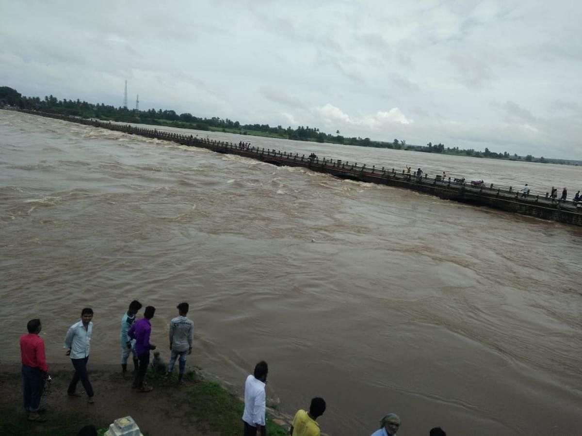 The Krishna river reaches the danger level at the Chikkapadasalagi Barrage in Jamkhandi taluk of Bagalkot district on Sunday. DH photo