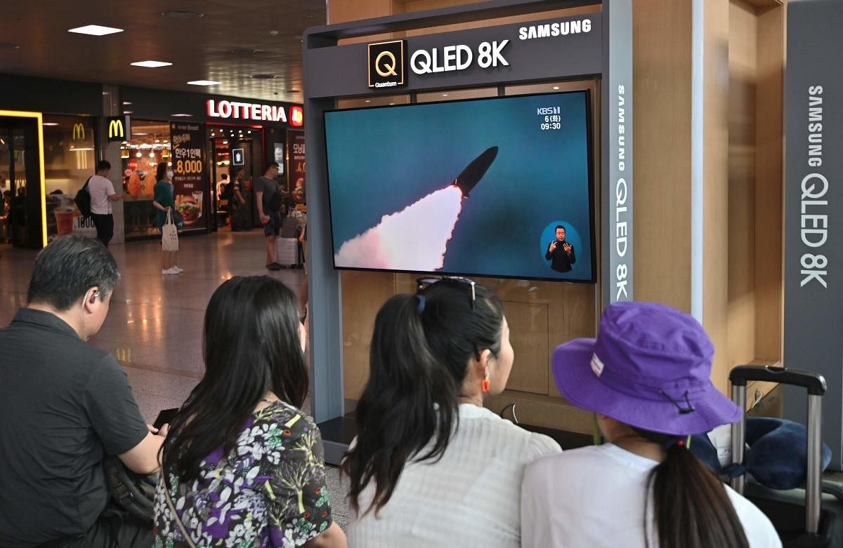 People watch a television news screen showing a file footage of North Korea's missile launch, at a railway station in Seoul (AFP Photo)
