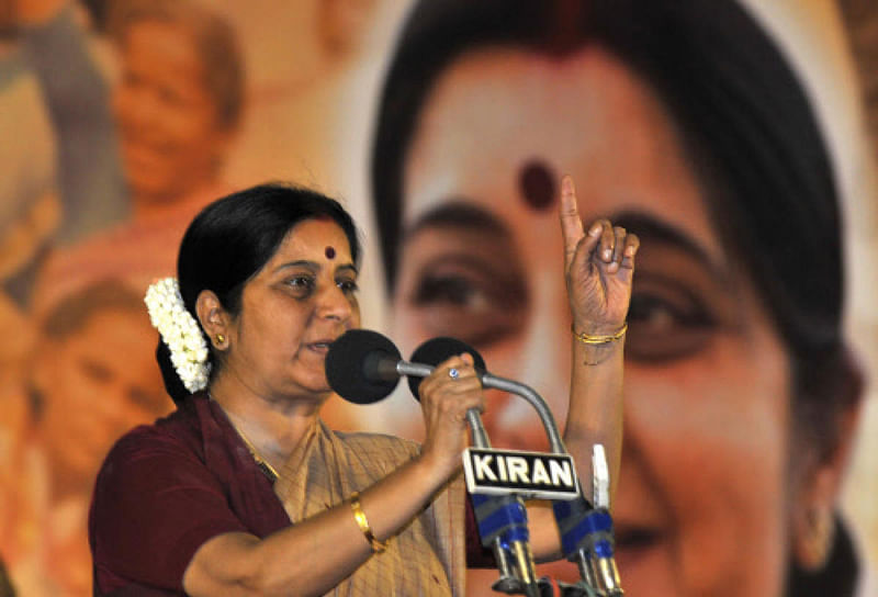 Sushma Swaraj addressing the gathering during the poll campaign at Hombegowda Nagar in Bangalore on 28 April 2008. (DH File Photo)