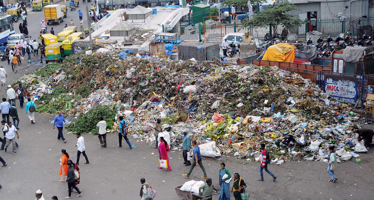 The BBMP has been asked to take steps to ensure the piling garbage on city streets does not trigger an epidemic. DH FILE PHOTO