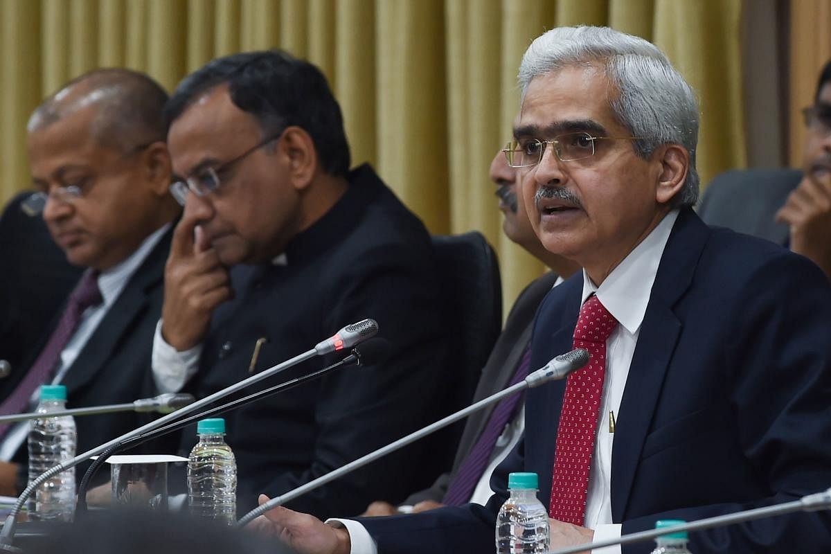 Reserve Bank of India (RBI) governor Shaktikanta Das (R) speaks during a press conference at RBI headquarters in Mumbai on August 7, 2019. - India's central bank on August 7 cut interest rates for the fourth time this year, as New Delhi battles sluggish e