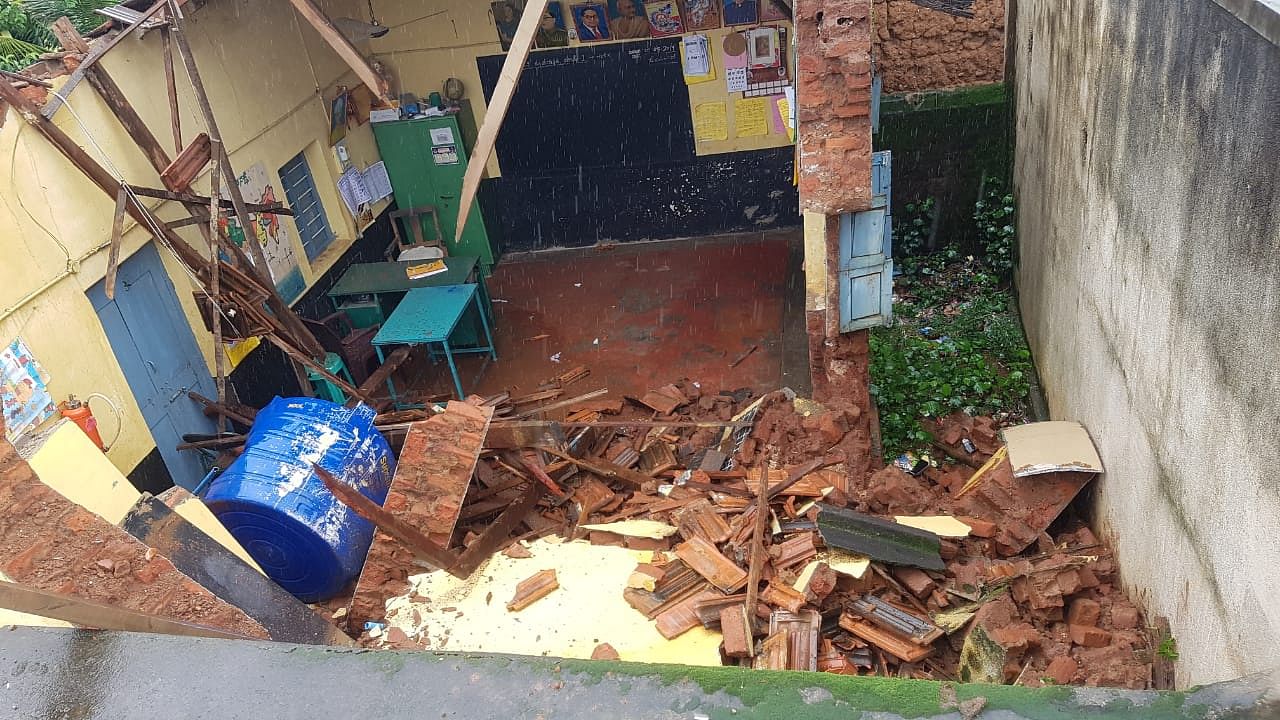 A government school building at Tadasa in Shikaripura taluk was collapsed due to heavy rains accompanied by strong wind that lashed the region. Students were not there as holiday was declared following the heavy rains. (DH Photo)