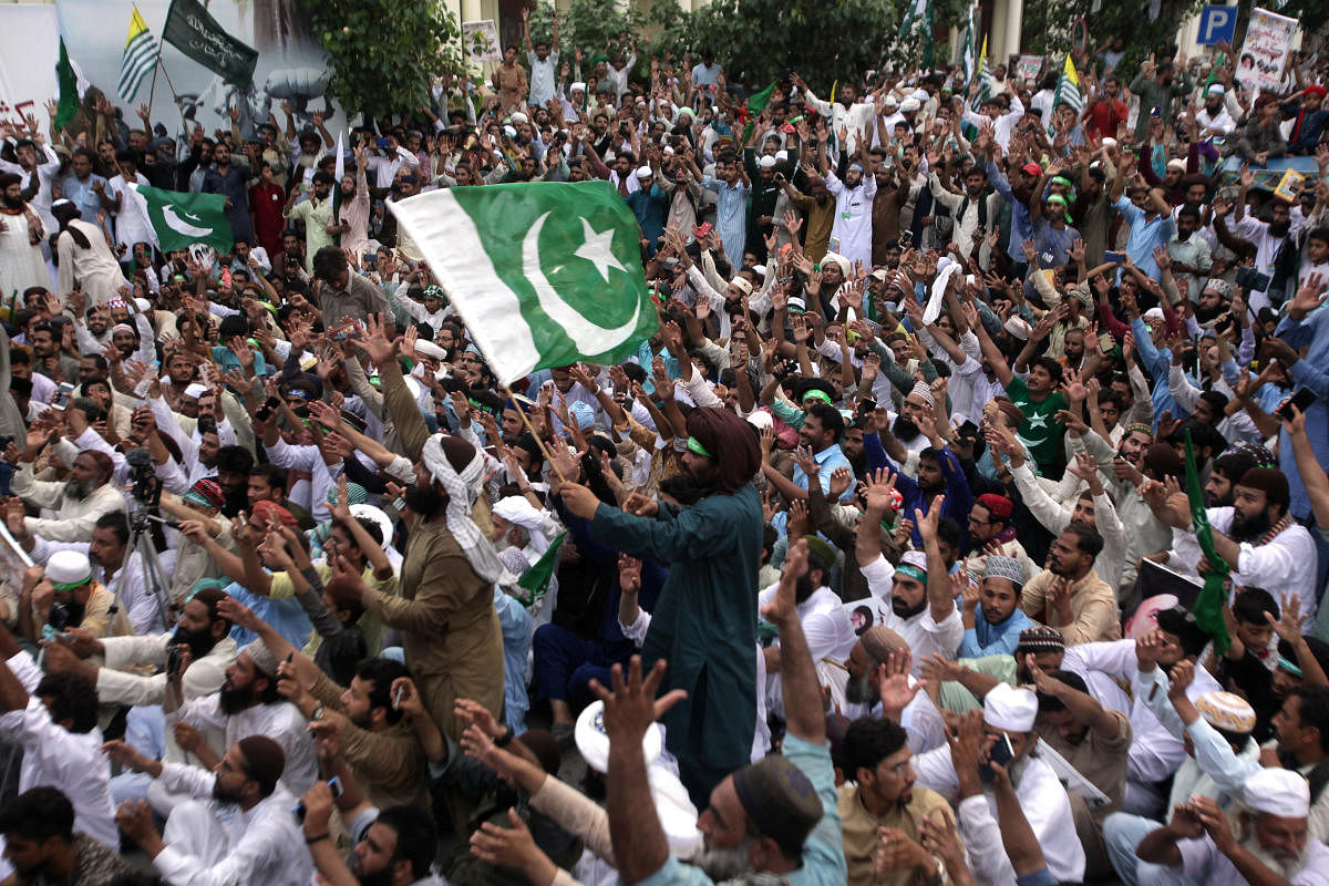 Supporters of the Tehrik-e-Labaik Pakistan (TLP) Islamic political party raise their hands and chant slogans during a rally to express solidarity with the people of Kashmir, in Lahore, Pakistan. (Reuters Photo)