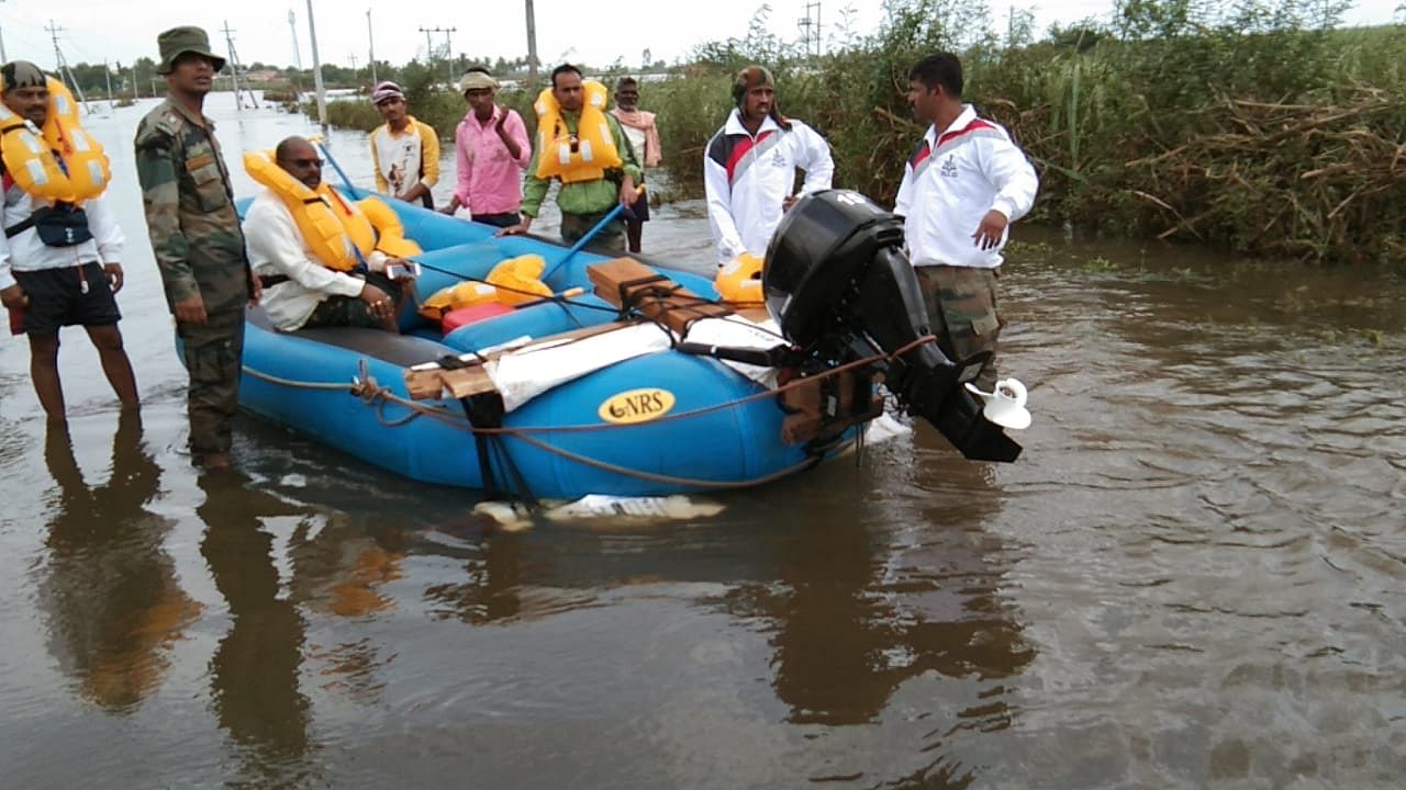 Troops from the Maratha Light Infantry Regimental Centre conduct rescue operations using rubber boats, to which outboard motors had been improvised.