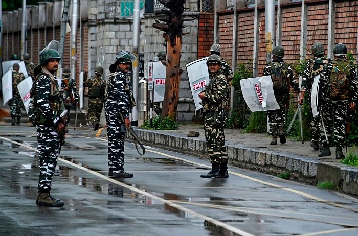 Security personnel patrol during a lockdown in Srinagar on August 10, 2019. (Photo by TAUSEEF MUSTAFA / AFP)