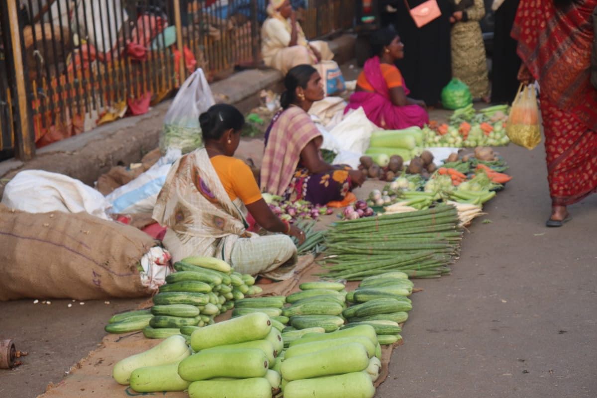 Street vendors in KR Market, Bengaluru. DH photo by Prathiksha Lakshmikanth