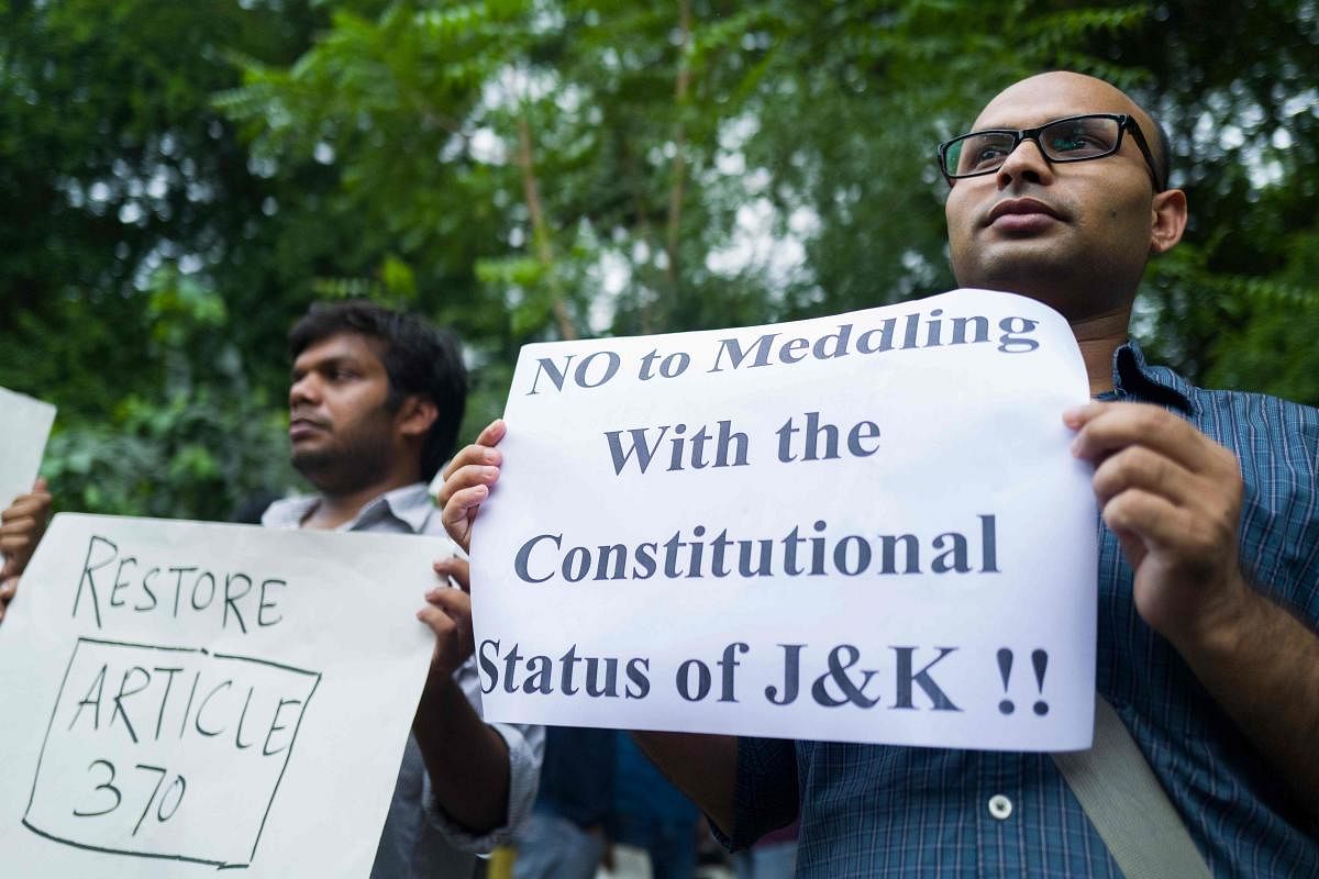 Activists and supporters of Left wing parties hold placards during a demonstration to protest against the presidential decree abolishing Article 370 of the constitution giving special autonomy to Muslim-majority Kashmir, in New Delhi on August 5, 2019. AF