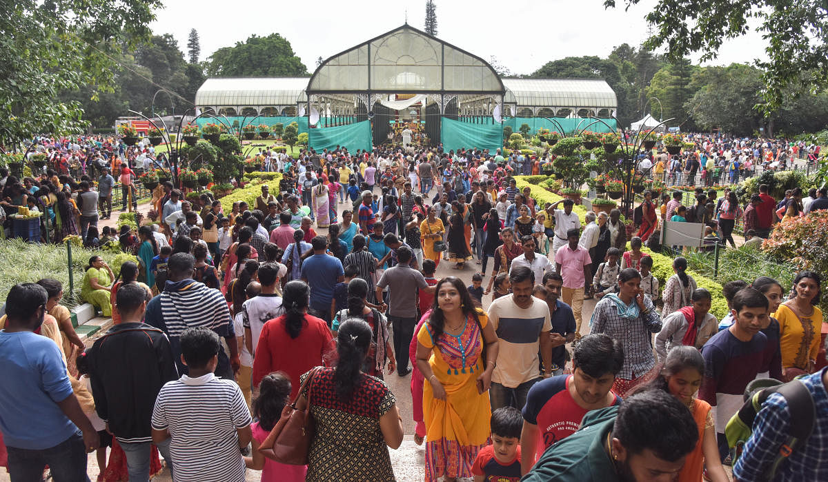 Visitors throng Lalbagh on Sunday. DH photo/S K Dinesh