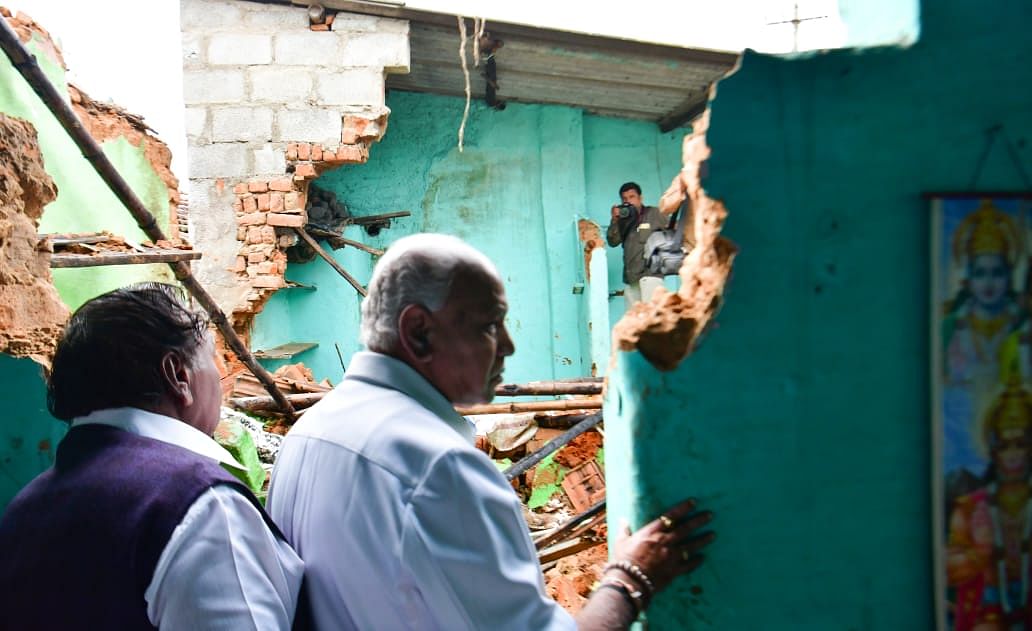 Chief Minister B S Yediyurappa visiting flood-affected areas in Shivamogga city on Tuesday. He was accompanied by MLA and senior BJP Leader K S Eshwarappa, MP B Y Raghavendra and corporators. (DH Photo)