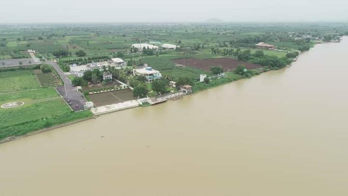 With water levels at Prakasam barrage on Krishna River increasing from inflows from Pulichintala, the Andhra Pradesh government on Wednesday morning started fortifying the bunds near former chief minister Nara Chandrababu Naidu’s residence on the riverbank.