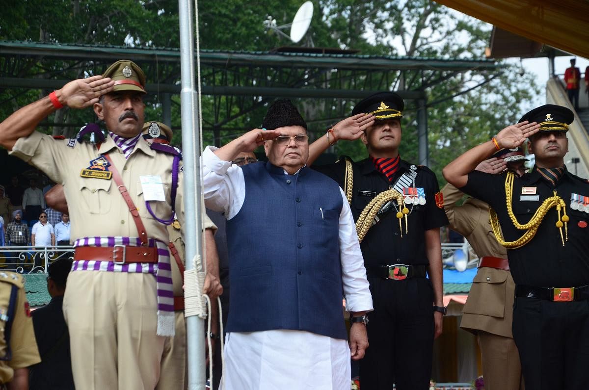 Satya Pal Malik (C), governor of Jammu and Kashmir state, salutes during a ceremony to celebrate India's 73rd Independence Day, which marks the end of British colonial rule, in Srinagar on August 15, 2019. (Photo by STR / AFP)