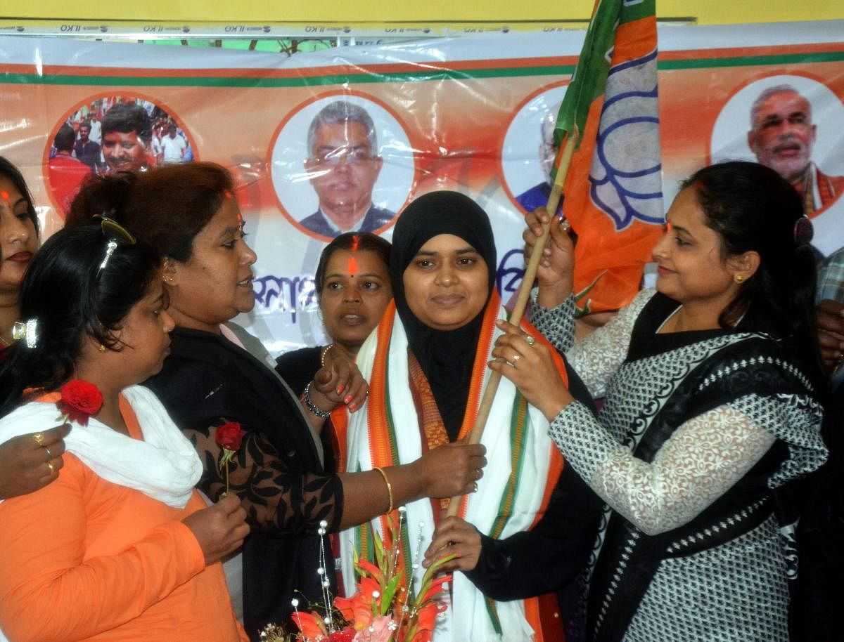 Howrah: Ishrat Jahan(C), one of the petitioner in the triple Talaq case joins the BJP at party office in Howrah district of West Bengal on Saturday. PTI Photo (PTI12_30_2017_000166B)