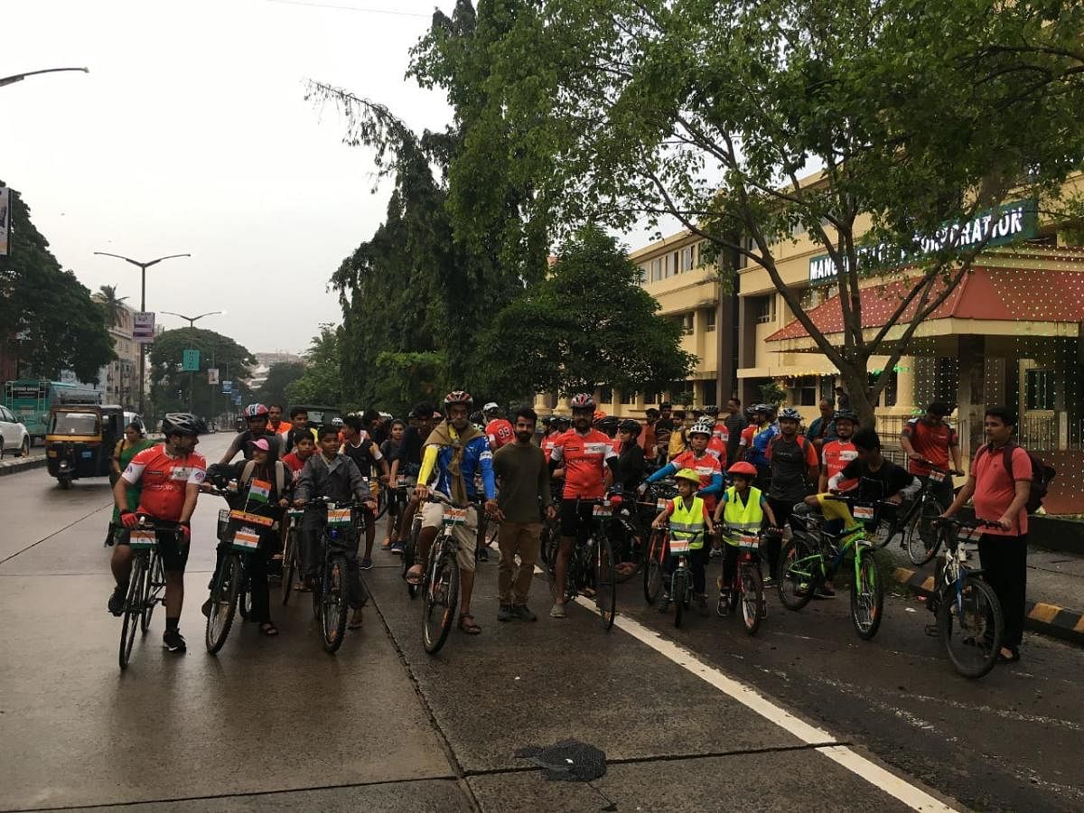 As many as 72 cyclists rode for 72 minutes to celebrate the 72nd Independence Day, in Mangaluru, on Wednesday. DH photo.