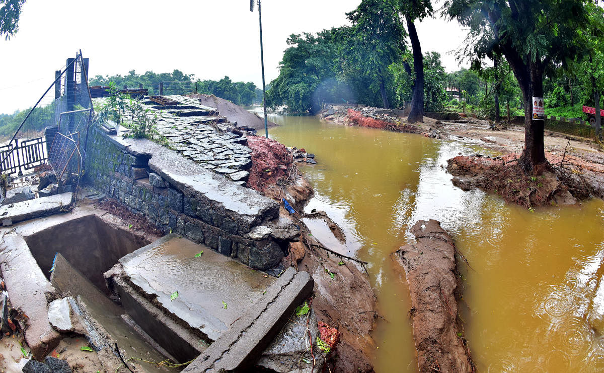The damaged Snanaghatta area in Dharmasthala. DH Photo/Govindraj Javali