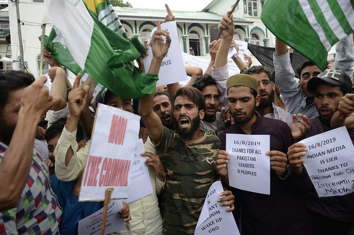 Protesters shout slogans at a rally against the government's move to strip Jammu and Kashmir of its autonomy and impose a communications blackout, in Srinagar. AFP photo