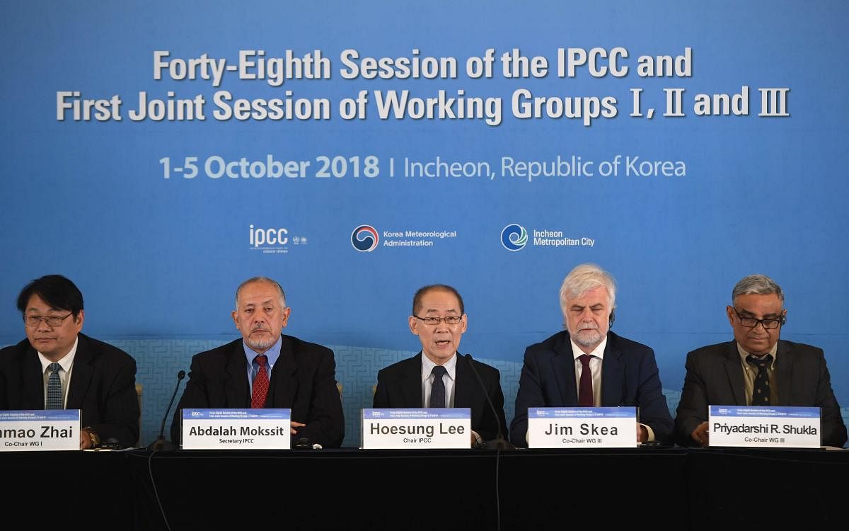 Hoesung Lee (C), chair of the IPCC, speaks during a press conference of the Intergovernmental Panel for Climate Change (IPCC) at Songdo Convensia in Incheon on October 8, 2018. - Avoiding global climate chaos will require a major transformation of society