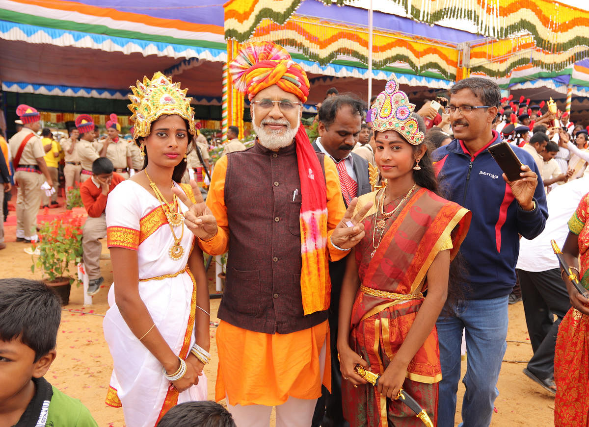 Modi look-alike Nagaraj (C) poses with schoolgirls at the Manekshaw Parade Ground; (right) schoolchildren have a ball during the I-Day celebrations. DH PHOTO/Akhil Kadidal