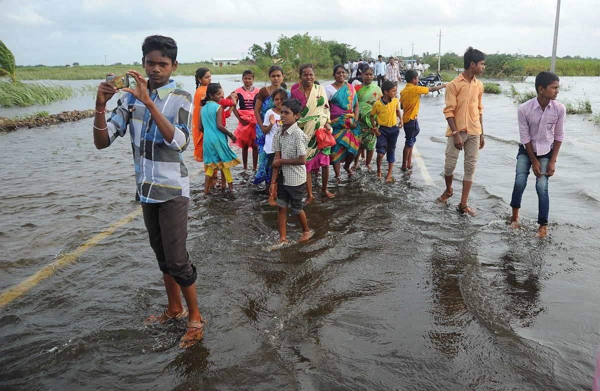 About half-a-km from the village, towards Darur, people from nearby villages visit in their hundreds for a ‘beach experience’ in Krishna river. (DH Photos by Pushkar V)